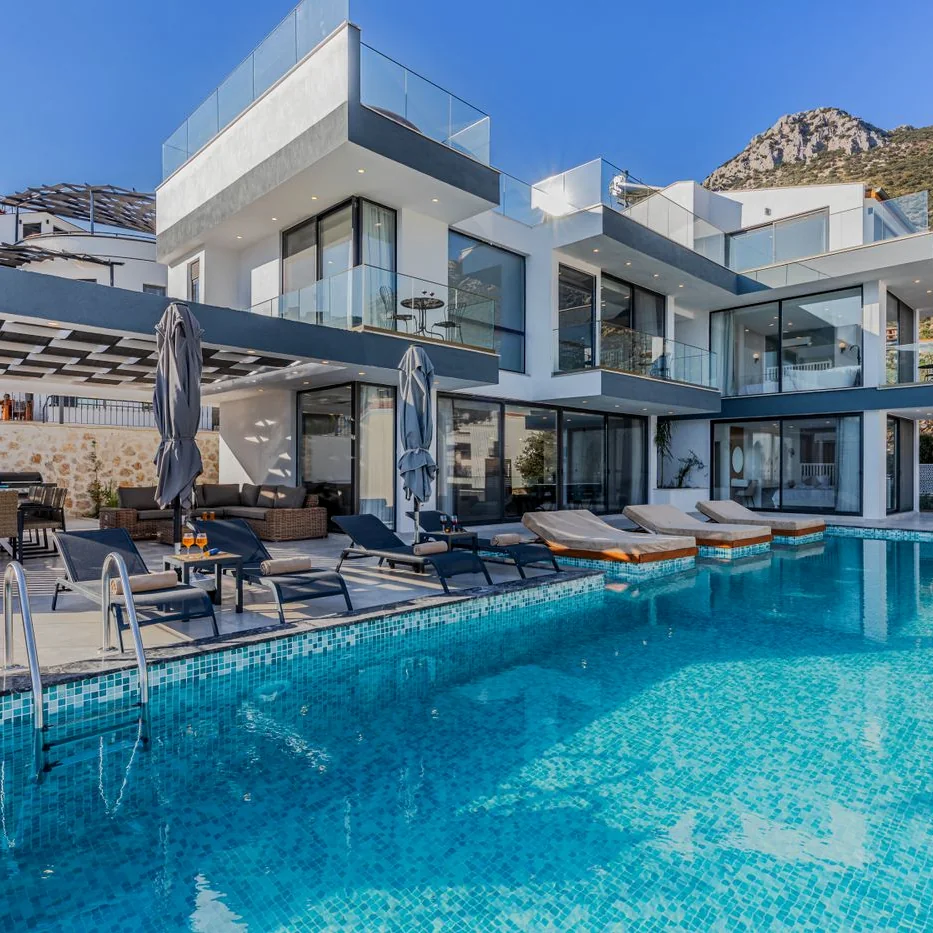 Villa moderna con piscina infinita y vista a las colinas